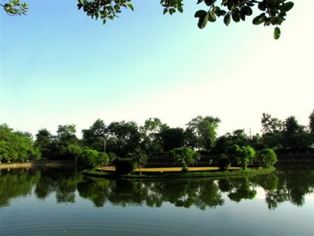 Bao quanh giếng Ngọc là một hồ nước khá lớn, đây cũng là nơi diễn ra nhiều hoạt động văn nghệ phong phú vào những dịp lễ hội Bao quanh giếng Ngọc là một hồ nước khá lớn, đây cũng là nơi diễn ra nhiều hoạt động văn nghệ phong phú vào những dịp lễ hội