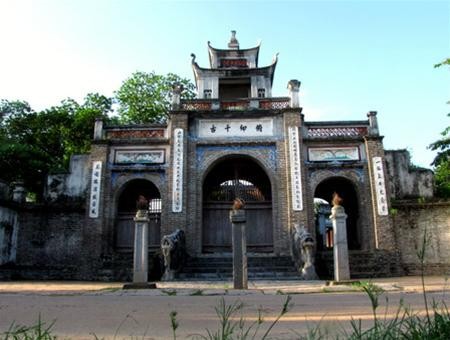 Cổng tam quan hiện lên một cách oai nghiêm sừng sững Cổng tam quan hiện lên một cách oai nghiêm sừng sững