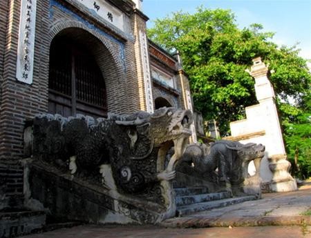 Dù đã có niên đại hàng trăm năm, song trên mình rồng không có một chút rêu phong Dù đã có niên đại hàng trăm năm, song trên mình rồng không có một chút rêu phong