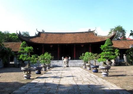 Sự tĩnh mịch của ngôi đền, khác xa với sự ồn ào náo nhiệt ở bên ngoài Sự tĩnh mịch của ngôi đền, khác xa với sự ồn ào náo nhiệt ở bên ngoài