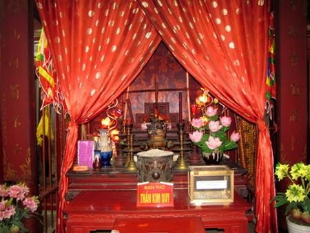 Ban thờ thần Kim Quy, trên bàn thờ là chiếc nỏ thần, thứ vũ khí bí mật làm khiếp sợ kẻ thù Ban thờ thần Kim Quy, trên bàn thờ là chiếc nỏ thần, thứ vũ khí bí mật làm khiếp sợ kẻ thù