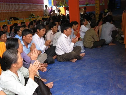 Người nhà của những anh linh liệt sĩ cầu kinh niệm Phật