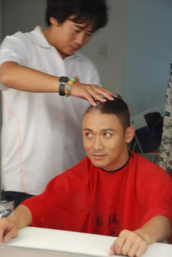 Nhiếp viễn xuống tóc vào vai Đường Tăng