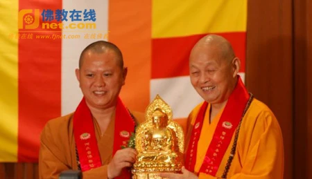 PHAP SU THANH VIEN GOI QUA CHUC MUNG DAI HOI.jpg