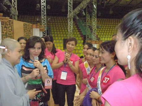 Tiến sỹ Đoàn Thị Kim Hồng giới thiệu sư cô Hương Nhũ với các thí sinh trước thời pháp thoại Pháp thoại của sư cô Hương Nhũ tối ngày 19/9 tại cung trình diễn Nhà thi đấu đa năng Vũng Tàu Chú tâm lắng nghe pháp thoại Hướng dẫn cách thức thực tập Thiền và Yoga tối ngày 19/9 Tiến sỹ Đoàn Thị Kim Hồng, đại diện Ban tổ chức cảm tạ sư cô Hương Nhũ Thí sinh trao đổi với sư cô Hương Nhũ sau thời pháp thoại tối 19/9 Hoan hỷ vây quanh sư cô Hương Nhũ trò chuyện