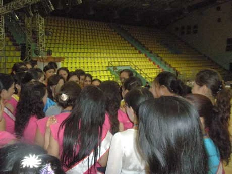 Tiến sỹ Đoàn Thị Kim Hồng giới thiệu sư cô Hương Nhũ với các thí sinh trước thời pháp thoại Pháp thoại của sư cô Hương Nhũ tối ngày 19/9 tại cung trình diễn Nhà thi đấu đa năng Vũng Tàu Chú tâm lắng nghe pháp thoại Hướng dẫn cách thức thực tập Thiền và Yoga tối ngày 19/9 Tiến sỹ Đoàn Thị Kim Hồng, đại diện Ban tổ chức cảm tạ sư cô Hương Nhũ Thí sinh trao đổi với sư cô Hương Nhũ sau thời pháp thoại tối 19/9 Hoan hỷ vây quanh sư cô Hương Nhũ trò chuyện