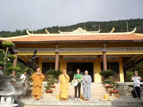 Tiến sỹ Đoàn Thị Kim Hồng, phó Ban tổ chức trao đổi với TT. Thông Nhẫn trước giờ hành Thiền và Yoga Thượng tọa Thích Thông Nhẫn trình bày đôi nét lịch sử Thiền viện Chơn Không Nhắc nhở thí sinh trước giờ thực tập thiền Chỉnh sửa tư thế ngồi thiền Hướng dẫn thực tập Yoga Tập Yoga