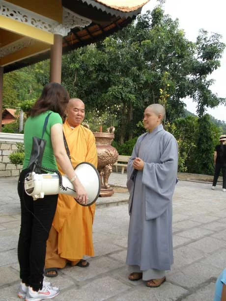 Tiến sỹ Đoàn Thị Kim Hồng, phó Ban tổ chức trao đổi với TT. Thông Nhẫn trước giờ hành Thiền và Yoga Thượng tọa Thích Thông Nhẫn trình bày đôi nét lịch sử Thiền viện Chơn Không Nhắc nhở thí sinh trước giờ thực tập thiền Chỉnh sửa tư thế ngồi thiền Hướng dẫn thực tập Yoga Tập Yoga