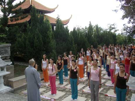 Tiến sỹ Đoàn Thị Kim Hồng, phó Ban tổ chức trao đổi với TT. Thông Nhẫn trước giờ hành Thiền và Yoga Thượng tọa Thích Thông Nhẫn trình bày đôi nét lịch sử Thiền viện Chơn Không Nhắc nhở thí sinh trước giờ thực tập thiền Chỉnh sửa tư thế ngồi thiền Hướng dẫn thực tập Yoga Tập Yoga Tiến sỹ Đoàn Thị Kim Hồng, phó Ban tổ chức trao đổi với TT. Thông Nhẫn trước giờ hành Thiền và Yoga Thượng tọa Thích Thông Nhẫn trình bày đôi nét lịch sử Thiền viện Chơn Không Nhắc nhở thí sinh trước giờ thực tập thiền Chỉnh sửa tư thế ngồi thiền Hướng dẫn thực tập Yoga Tập Yoga