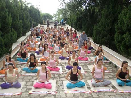 Tiến sỹ Đoàn Thị Kim Hồng, phó Ban tổ chức trao đổi với TT. Thông Nhẫn trước giờ hành Thiền và Yoga Thượng tọa Thích Thông Nhẫn trình bày đôi nét lịch sử Thiền viện Chơn Không Nhắc nhở thí sinh trước giờ thực tập thiền Chỉnh sửa tư thế ngồi thiền Hướng dẫn thực tập Yoga Tập Yoga