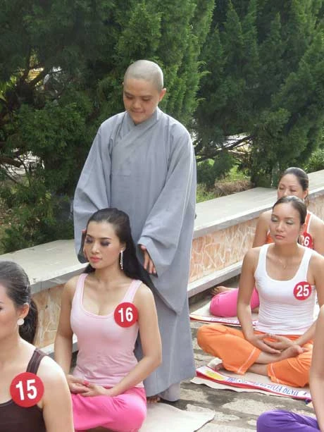 Tiến sỹ Đoàn Thị Kim Hồng, phó Ban tổ chức trao đổi với TT. Thông Nhẫn trước giờ hành Thiền và Yoga Thượng tọa Thích Thông Nhẫn trình bày đôi nét lịch sử Thiền viện Chơn Không Nhắc nhở thí sinh trước giờ thực tập thiền Chỉnh sửa tư thế ngồi thiền Hướng dẫn thực tập Yoga Tập Yoga