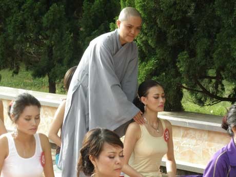 Tiến sỹ Đoàn Thị Kim Hồng, phó Ban tổ chức trao đổi với TT. Thông Nhẫn trước giờ hành Thiền và Yoga Thượng tọa Thích Thông Nhẫn trình bày đôi nét lịch sử Thiền viện Chơn Không Nhắc nhở thí sinh trước giờ thực tập thiền Chỉnh sửa tư thế ngồi thiền Hướng dẫn thực tập Yoga Tập Yoga Tiến sỹ Đoàn Thị Kim Hồng, phó Ban tổ chức trao đổi với TT. Thông Nhẫn trước giờ hành Thiền và Yoga Thượng tọa Thích Thông Nhẫn trình bày đôi nét lịch sử Thiền viện Chơn Không Nhắc nhở thí sinh trước giờ thực tập thiền Chỉnh sửa tư thế ngồi thiền Hướng dẫn thực tập Yoga Tập Yoga