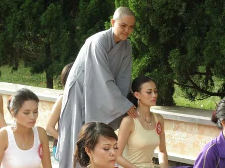 Tiến sỹ Đoàn Thị Kim Hồng, phó Ban tổ chức trao đổi với TT. Thông Nhẫn trước giờ hành Thiền và Yoga Thượng tọa Thích Thông Nhẫn trình bày đôi nét lịch sử Thiền viện Chơn Không Nhắc nhở thí sinh trước giờ thực tập thiền Chỉnh sửa tư thế ngồi thiền Hướng dẫn thực tập Yoga Tập Yoga