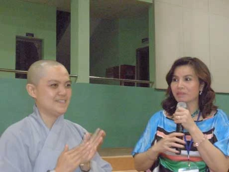 Tiến sỹ Đoàn Thị Kim Hồng giới thiệu sư cô Hương Nhũ với các thí sinh trước thời pháp thoại Pháp thoại của sư cô Hương Nhũ tối ngày 19/9 tại cung trình diễn Nhà thi đấu đa năng Vũng Tàu Chú tâm lắng nghe pháp thoại Hướng dẫn cách thức thực tập Thiền và Yoga tối ngày 19/9 Tiến sỹ Đoàn Thị Kim Hồng, đại diện Ban tổ chức cảm tạ sư cô Hương Nhũ Thí sinh trao đổi với sư cô Hương Nhũ sau thời pháp thoại tối 19/9 Hoan hỷ vây quanh sư cô Hương Nhũ trò chuyện