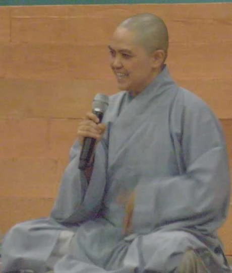 Tiến sỹ Đoàn Thị Kim Hồng giới thiệu sư cô Hương Nhũ với các thí sinh trước thời pháp thoại Pháp thoại của sư cô Hương Nhũ tối ngày 19/9 tại cung trình diễn Nhà thi đấu đa năng Vũng Tàu Chú tâm lắng nghe pháp thoại Hướng dẫn cách thức thực tập Thiền và Yoga tối ngày 19/9 Tiến sỹ Đoàn Thị Kim Hồng, đại diện Ban tổ chức cảm tạ sư cô Hương Nhũ Thí sinh trao đổi với sư cô Hương Nhũ sau thời pháp thoại tối 19/9 Hoan hỷ vây quanh sư cô Hương Nhũ trò chuyện