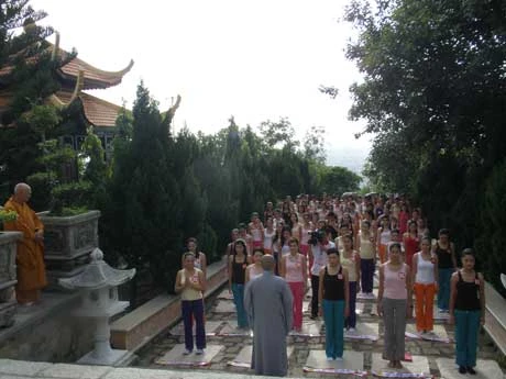 Tiến sỹ Đoàn Thị Kim Hồng, phó Ban tổ chức trao đổi với TT. Thông Nhẫn trước giờ hành Thiền và Yoga Thượng tọa Thích Thông Nhẫn trình bày đôi nét lịch sử Thiền viện Chơn Không Nhắc nhở thí sinh trước giờ thực tập thiền Chỉnh sửa tư thế ngồi thiền Hướng dẫn thực tập Yoga Tập Yoga