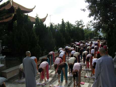 Tiến sỹ Đoàn Thị Kim Hồng, phó Ban tổ chức trao đổi với TT. Thông Nhẫn trước giờ hành Thiền và Yoga Thượng tọa Thích Thông Nhẫn trình bày đôi nét lịch sử Thiền viện Chơn Không Nhắc nhở thí sinh trước giờ thực tập thiền Chỉnh sửa tư thế ngồi thiền Hướng dẫn thực tập Yoga Tập Yoga Tiến sỹ Đoàn Thị Kim Hồng, phó Ban tổ chức trao đổi với TT. Thông Nhẫn trước giờ hành Thiền và Yoga Thượng tọa Thích Thông Nhẫn trình bày đôi nét lịch sử Thiền viện Chơn Không Nhắc nhở thí sinh trước giờ thực tập thiền Chỉnh sửa tư thế ngồi thiền Hướng dẫn thực tập Yoga Tập Yoga