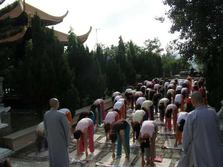 Tiến sỹ Đoàn Thị Kim Hồng, phó Ban tổ chức trao đổi với TT. Thông Nhẫn trước giờ hành Thiền và Yoga Thượng tọa Thích Thông Nhẫn trình bày đôi nét lịch sử Thiền viện Chơn Không Nhắc nhở thí sinh trước giờ thực tập thiền Chỉnh sửa tư thế ngồi thiền Hướng dẫn thực tập Yoga Tập Yoga