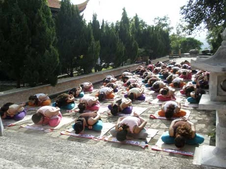 Tiến sỹ Đoàn Thị Kim Hồng, phó Ban tổ chức trao đổi với TT. Thông Nhẫn trước giờ hành Thiền và Yoga Thượng tọa Thích Thông Nhẫn trình bày đôi nét lịch sử Thiền viện Chơn Không Nhắc nhở thí sinh trước giờ thực tập thiền Chỉnh sửa tư thế ngồi thiền Hướng dẫn thực tập Yoga Tập Yoga