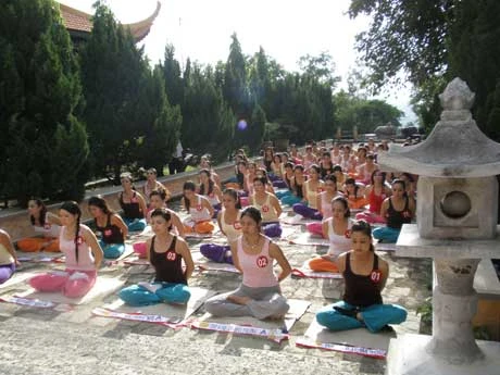 Tiến sỹ Đoàn Thị Kim Hồng, phó Ban tổ chức trao đổi với TT. Thông Nhẫn trước giờ hành Thiền và Yoga Thượng tọa Thích Thông Nhẫn trình bày đôi nét lịch sử Thiền viện Chơn Không Nhắc nhở thí sinh trước giờ thực tập thiền Chỉnh sửa tư thế ngồi thiền Hướng dẫn thực tập Yoga Tập Yoga