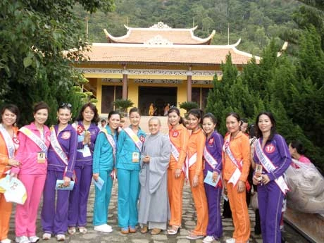 Thượng tọa trụ trì Thích Thông Nhẫn niêm hương chủ trì khóa lễ cầu an Chụp ảnh lưu niệm với chư tôn đức tăng tại Thiền viện Chơn Không Thí sinh vui vẻ và thoải mái sau giờ hành thiền