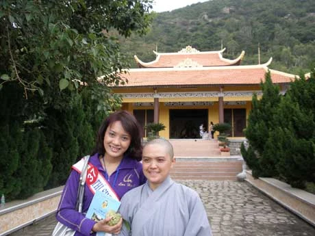 Thượng tọa trụ trì Thích Thông Nhẫn niêm hương chủ trì khóa lễ cầu an Chụp ảnh lưu niệm với chư tôn đức tăng tại Thiền viện Chơn Không Thí sinh vui vẻ và thoải mái sau giờ hành thiền