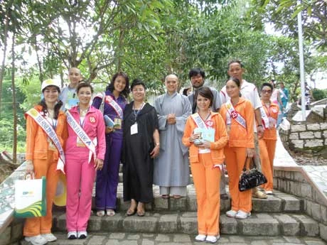 Thượng tọa trụ trì Thích Thông Nhẫn niêm hương chủ trì khóa lễ cầu an Chụp ảnh lưu niệm với chư tôn đức tăng tại Thiền viện Chơn Không Thí sinh vui vẻ và thoải mái sau giờ hành thiền