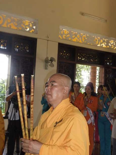 Thượng tọa trụ trì Thích Thông Nhẫn niêm hương chủ trì khóa lễ cầu an Chụp ảnh lưu niệm với chư tôn đức tăng tại Thiền viện Chơn Không Thí sinh vui vẻ và thoải mái sau giờ hành thiền