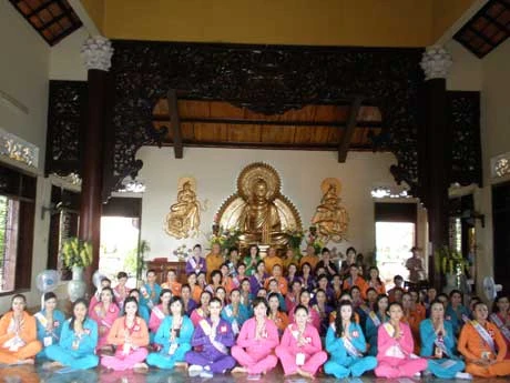 Thượng tọa trụ trì Thích Thông Nhẫn niêm hương chủ trì khóa lễ cầu an Chụp ảnh lưu niệm với chư tôn đức tăng tại Thiền viện Chơn Không Thí sinh vui vẻ và thoải mái sau giờ hành thiền