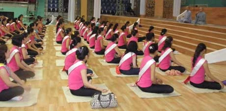 Tiến sỹ Đoàn Thị Kim Hồng giới thiệu sư cô Hương Nhũ với các thí sinh trước thời pháp thoại Pháp thoại của sư cô Hương Nhũ tối ngày 19/9 tại cung trình diễn Nhà thi đấu đa năng Vũng Tàu Chú tâm lắng nghe pháp thoại Hướng dẫn cách thức thực tập Thiền và Yoga tối ngày 19/9 Tiến sỹ Đoàn Thị Kim Hồng, đại diện Ban tổ chức cảm tạ sư cô Hương Nhũ Thí sinh trao đổi với sư cô Hương Nhũ sau thời pháp thoại tối 19/9 Hoan hỷ vây quanh sư cô Hương Nhũ trò chuyện