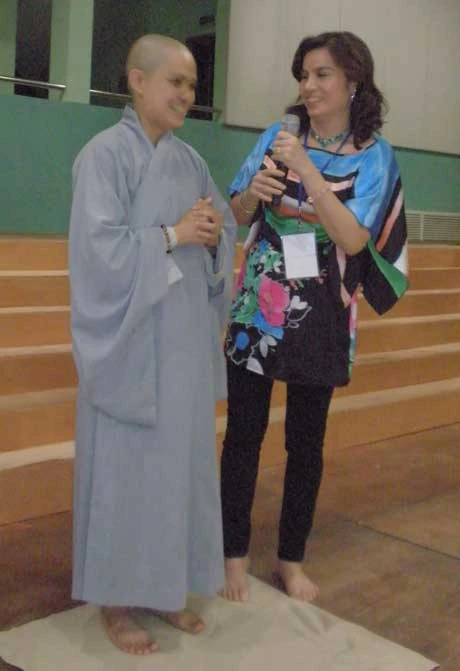 Tiến sỹ Đoàn Thị Kim Hồng giới thiệu sư cô Hương Nhũ với các thí sinh trước thời pháp thoại Pháp thoại của sư cô Hương Nhũ tối ngày 19/9 tại cung trình diễn Nhà thi đấu đa năng Vũng Tàu Chú tâm lắng nghe pháp thoại Hướng dẫn cách thức thực tập Thiền và Yoga tối ngày 19/9 Tiến sỹ Đoàn Thị Kim Hồng, đại diện Ban tổ chức cảm tạ sư cô Hương Nhũ Thí sinh trao đổi với sư cô Hương Nhũ sau thời pháp thoại tối 19/9 Hoan hỷ vây quanh sư cô Hương Nhũ trò chuyện