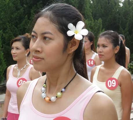 Tiến sỹ Đoàn Thị Kim Hồng, phó Ban tổ chức trao đổi với TT. Thông Nhẫn trước giờ hành Thiền và Yoga Thượng tọa Thích Thông Nhẫn trình bày đôi nét lịch sử Thiền viện Chơn Không Nhắc nhở thí sinh trước giờ thực tập thiền Chỉnh sửa tư thế ngồi thiền Hướng dẫn thực tập Yoga Tập Yoga