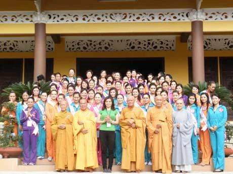 Thượng tọa trụ trì Thích Thông Nhẫn niêm hương chủ trì khóa lễ cầu an Chụp ảnh lưu niệm với chư tôn đức tăng tại Thiền viện Chơn Không Thí sinh vui vẻ và thoải mái sau giờ hành thiền