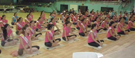 Tiến sỹ Đoàn Thị Kim Hồng giới thiệu sư cô Hương Nhũ với các thí sinh trước thời pháp thoại Pháp thoại của sư cô Hương Nhũ tối ngày 19/9 tại cung trình diễn Nhà thi đấu đa năng Vũng Tàu Chú tâm lắng nghe pháp thoại Hướng dẫn cách thức thực tập Thiền và Yoga tối ngày 19/9 Tiến sỹ Đoàn Thị Kim Hồng, đại diện Ban tổ chức cảm tạ sư cô Hương Nhũ Thí sinh trao đổi với sư cô Hương Nhũ sau thời pháp thoại tối 19/9 Hoan hỷ vây quanh sư cô Hương Nhũ trò chuyện