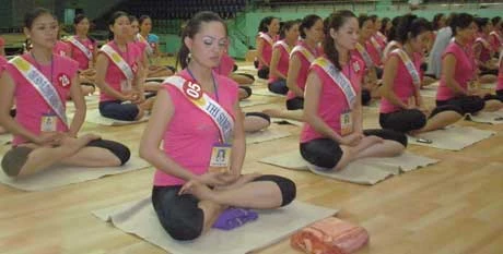 Tiến sỹ Đoàn Thị Kim Hồng giới thiệu sư cô Hương Nhũ với các thí sinh trước thời pháp thoại Pháp thoại của sư cô Hương Nhũ tối ngày 19/9 tại cung trình diễn Nhà thi đấu đa năng Vũng Tàu Chú tâm lắng nghe pháp thoại Hướng dẫn cách thức thực tập Thiền và Yoga tối ngày 19/9 Tiến sỹ Đoàn Thị Kim Hồng, đại diện Ban tổ chức cảm tạ sư cô Hương Nhũ Thí sinh trao đổi với sư cô Hương Nhũ sau thời pháp thoại tối 19/9 Hoan hỷ vây quanh sư cô Hương Nhũ trò chuyện