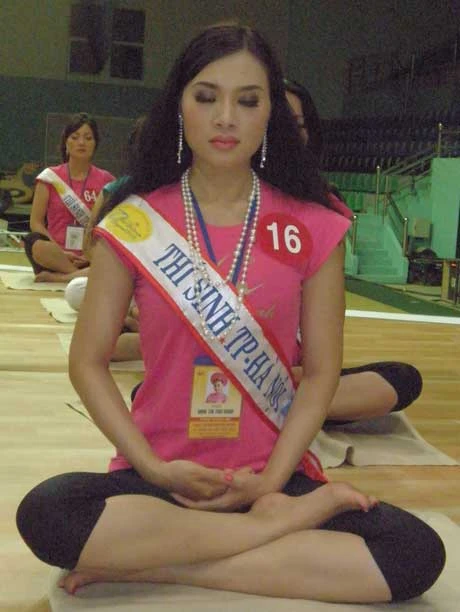 Tiến sỹ Đoàn Thị Kim Hồng giới thiệu sư cô Hương Nhũ với các thí sinh trước thời pháp thoại Pháp thoại của sư cô Hương Nhũ tối ngày 19/9 tại cung trình diễn Nhà thi đấu đa năng Vũng Tàu Chú tâm lắng nghe pháp thoại Hướng dẫn cách thức thực tập Thiền và Yoga tối ngày 19/9 Tiến sỹ Đoàn Thị Kim Hồng, đại diện Ban tổ chức cảm tạ sư cô Hương Nhũ Thí sinh trao đổi với sư cô Hương Nhũ sau thời pháp thoại tối 19/9 Hoan hỷ vây quanh sư cô Hương Nhũ trò chuyện