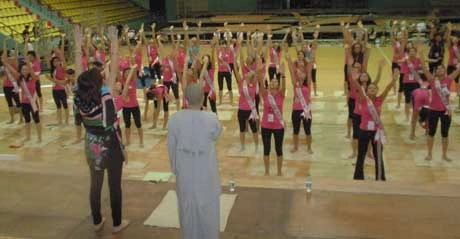 Tiến sỹ Đoàn Thị Kim Hồng giới thiệu sư cô Hương Nhũ với các thí sinh trước thời pháp thoại Pháp thoại của sư cô Hương Nhũ tối ngày 19/9 tại cung trình diễn Nhà thi đấu đa năng Vũng Tàu Chú tâm lắng nghe pháp thoại Hướng dẫn cách thức thực tập Thiền và Yoga tối ngày 19/9 Tiến sỹ Đoàn Thị Kim Hồng, đại diện Ban tổ chức cảm tạ sư cô Hương Nhũ Thí sinh trao đổi với sư cô Hương Nhũ sau thời pháp thoại tối 19/9 Hoan hỷ vây quanh sư cô Hương Nhũ trò chuyện