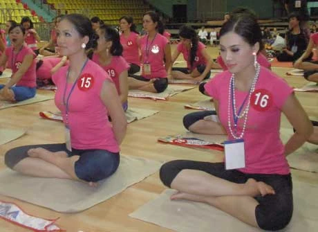 Tiến sỹ Đoàn Thị Kim Hồng giới thiệu sư cô Hương Nhũ với các thí sinh trước thời pháp thoại Pháp thoại của sư cô Hương Nhũ tối ngày 19/9 tại cung trình diễn Nhà thi đấu đa năng Vũng Tàu Chú tâm lắng nghe pháp thoại Hướng dẫn cách thức thực tập Thiền và Yoga tối ngày 19/9 Tiến sỹ Đoàn Thị Kim Hồng, đại diện Ban tổ chức cảm tạ sư cô Hương Nhũ Thí sinh trao đổi với sư cô Hương Nhũ sau thời pháp thoại tối 19/9 Hoan hỷ vây quanh sư cô Hương Nhũ trò chuyện