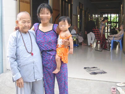 Dãy nhà tạm lánh tại chùa Bình An (Q. Bình Tân, TPHCM) (Ảnh: Tuổi Trẻ)