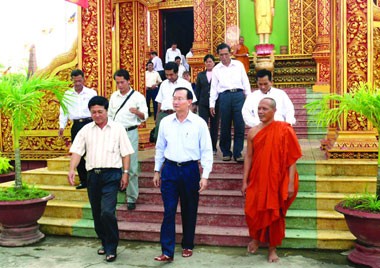 Bí thư Tỉnh ủy Cà Mau thăm và chúc mừng đồng bào dân tộc Khmer nhân Lễ Sene Đônta ảnh 1