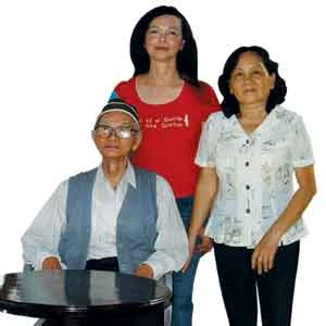 Từ phải: cô Đạm, chị Hằng bên nhà văn Võ Hồng