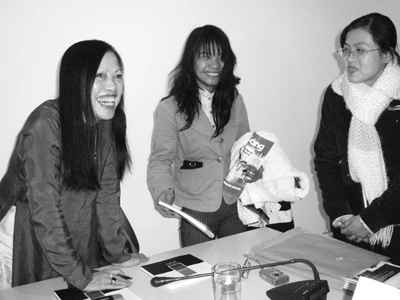 GS Thái Kim Lan ký tặng thơ độc giả