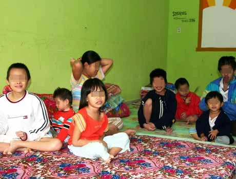 Các cháu bé được đưa về Trung tâm bảo trợ xã hội Lâm Đồng sau khi bị trường Tia Sáng di tản về chùa Huyền Trang ở TP HCM. Ảnh: Thụy Trang