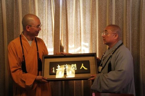 TANG QUA LUU NIEM.jpg