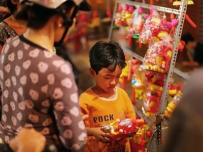 Lồng đèn pin có cả siêu nhân và nhạc tề thiên. (Ảnh: Stanley Lê)