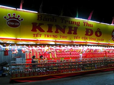 Người lớn đã quên rằng trung thu Việt là ngày dành cho trẻ con. (Ảnh: Hà Ngân)