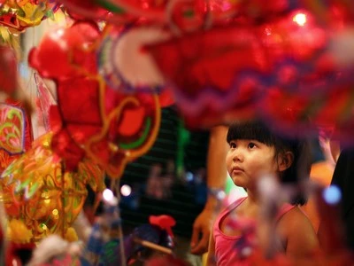 Trẻ em vẫn còn thích lồng đèn kiếng lắm! (Ảnh: Stanley Lê)