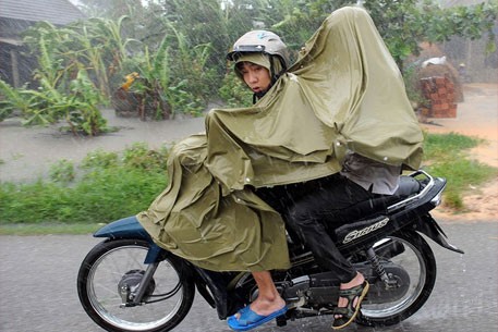 Hai thanh niên đi trong mưa bão ở Huế. (Ảnh: AFP) Hai thanh niên đi trong mưa bão ở Huế. (Ảnh: AFP)