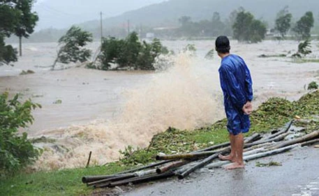 Nước sông dâng cao sau bão, đẩy miền Trung vào nguy cơ lũ lịch sử. (Ảnh: AFP)