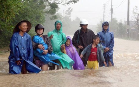 Một gia đình sơ tán trong mưa bão. (Ảnh: AP) Một gia đình sơ tán trong mưa bão. (Ảnh: AP)